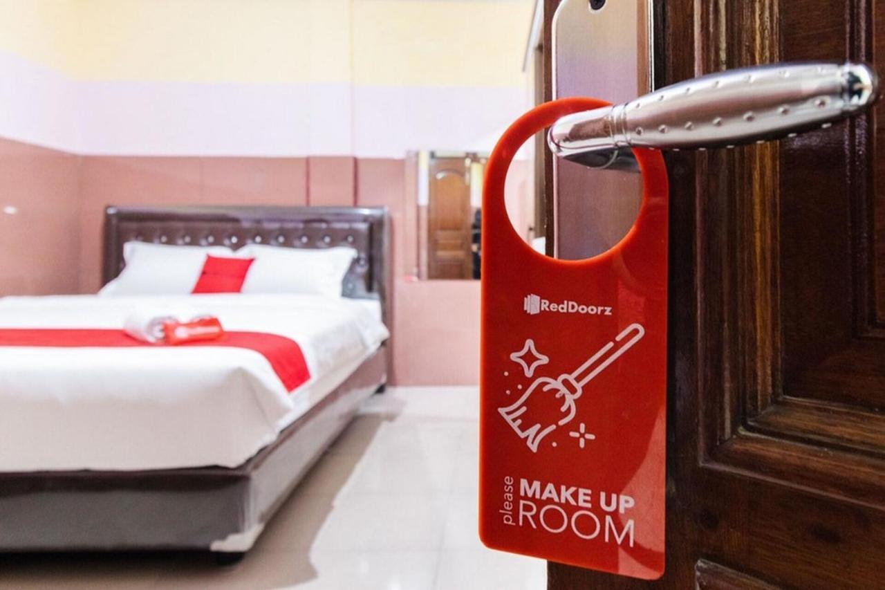 Reddoorz Plus @ Jalan Gatot Subroto Medan Sunggal Exterior photo