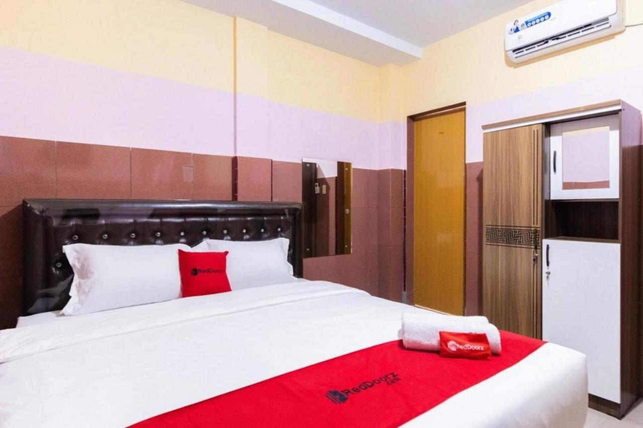 Reddoorz Plus @ Jalan Gatot Subroto Medan Sunggal Exterior photo
