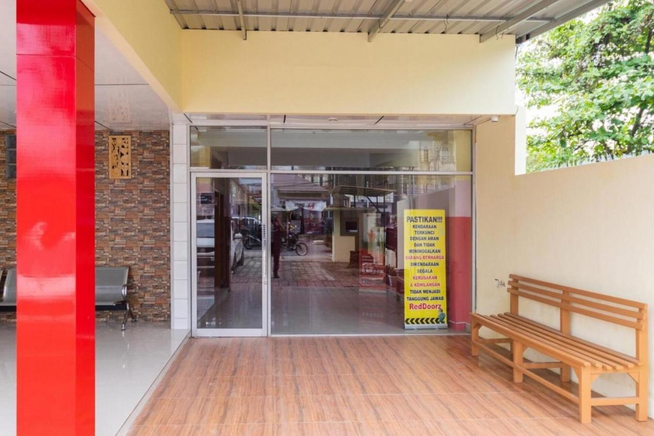 Reddoorz Plus @ Jalan Gatot Subroto Medan Sunggal Exterior photo