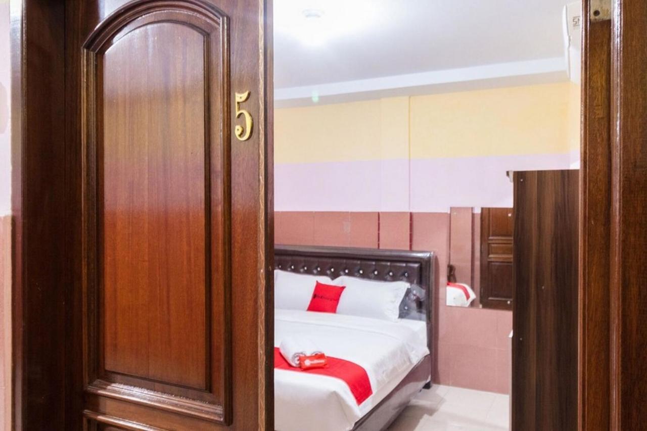 Reddoorz Plus @ Jalan Gatot Subroto Medan Sunggal Exterior photo
